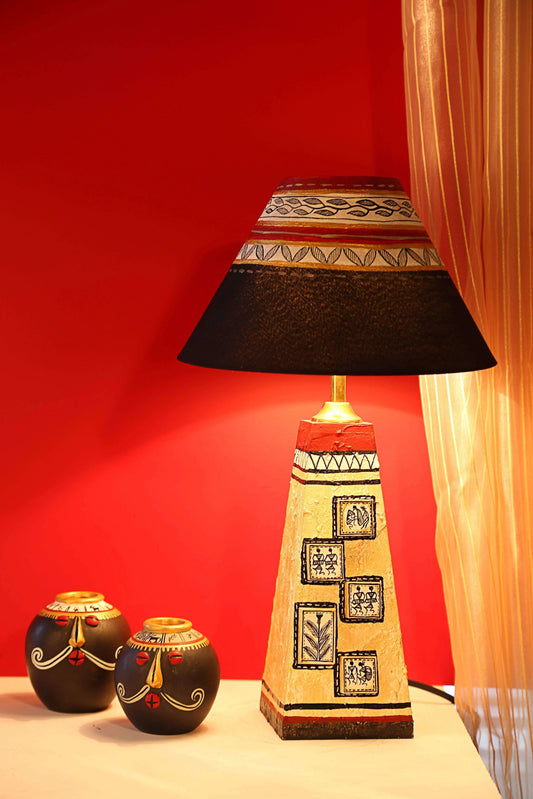 Artysta 'Warli Cuboidal' Wooden Bedside Table Lamp (Off-White, 17 Inch)