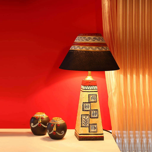 Artysta 'Warli Cuboidal' Wooden Bedside Table Lamp (Off-White, 17 Inch)