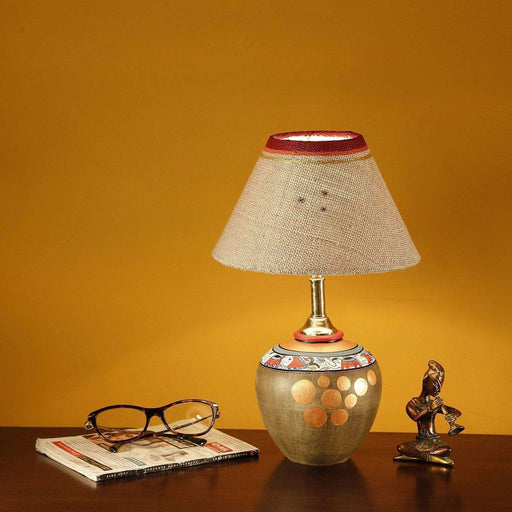 Artysta 'Madhubani Matka' Hand-painted Decorative Bedside Table Lamp In Terracotta (Khaki, 13 Inch)